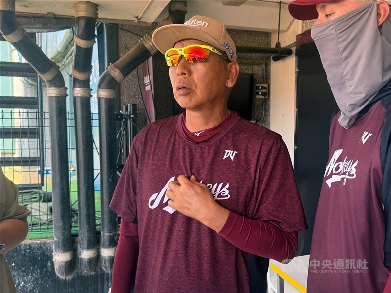 中職樂天桃猿隊無緣上半季冠軍,桃猿隊總教練古久保健二(圖)提到,近2週12戰、有3場延長賽,球員是靠意志力撐到現在。(中央社檔案照片)