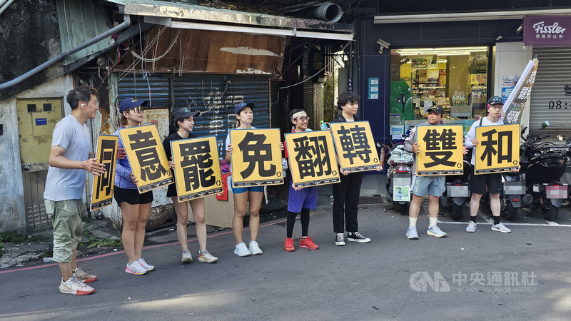 雙和罷團29日一早舉辦看板路跑,一路行經中和各處國民黨立委張智倫看板處進行罷免宣傳活動。中央社記者王鴻國攝 114年6月29日