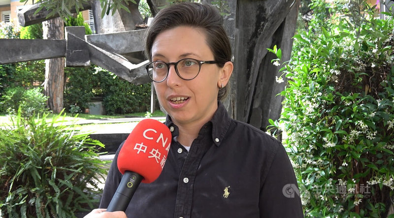 義大利頁報資深記者龐皮利(Giulia Pompili)接受中央社訪問,談到義大利退出一帶一路的經過與影響。中央社記者黃雅詩羅馬攝 114年6月29日