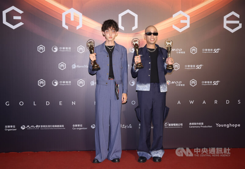 第36屆金曲獎頒獎典禮28日在台北小巨蛋順利畫下句點,最佳華語專輯由饒舌歌手呂士軒(右)的「好聲豪氣」拿下,他與專輯製作人呂尚霖(左)開心領獎並合影。中央社記者張新偉攝 114年6月28日