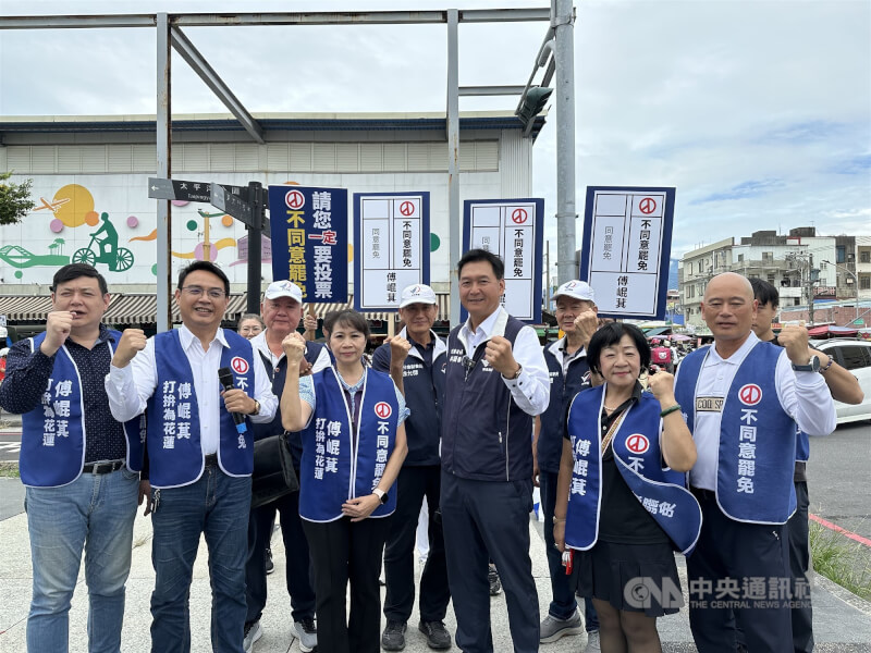 國民黨新北市議員林國春(前右3)、花蓮縣議會副議長徐雪玉(前右2)、國民黨花蓮縣議員吳東昇(前右1)、韓林梅(前左3)、吳建志(前左2)及國民黨中評委陳茂嘉(前左1)等人29日到花蓮市重慶市場,進行「堅守正義,反惡罷行動」宣講與掃街行動。中央社記者李先鳳攝 114年6月29日
