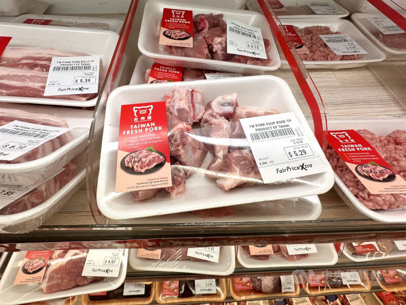 圖為台灣生鮮豬肉上架新加坡市場。(中央社檔案照片)