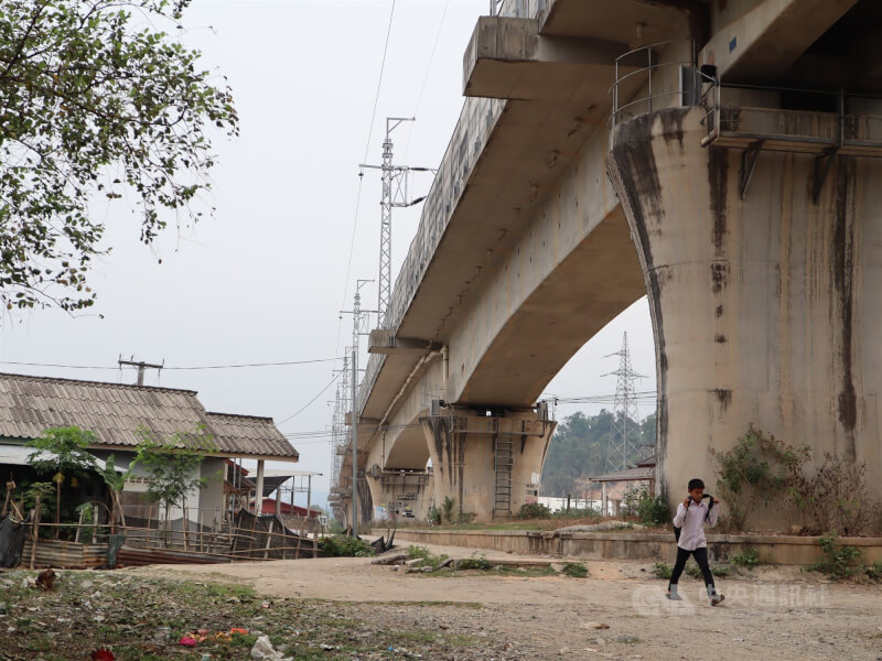 中寮鐵路建設迫使部分寮國民眾必須搬離家園,或庭院被徵收、土地被切割。儘管對補償金額不滿,但寮國民眾也無可奈何。中央社記者陳家倫溫永攝 114年6月29日