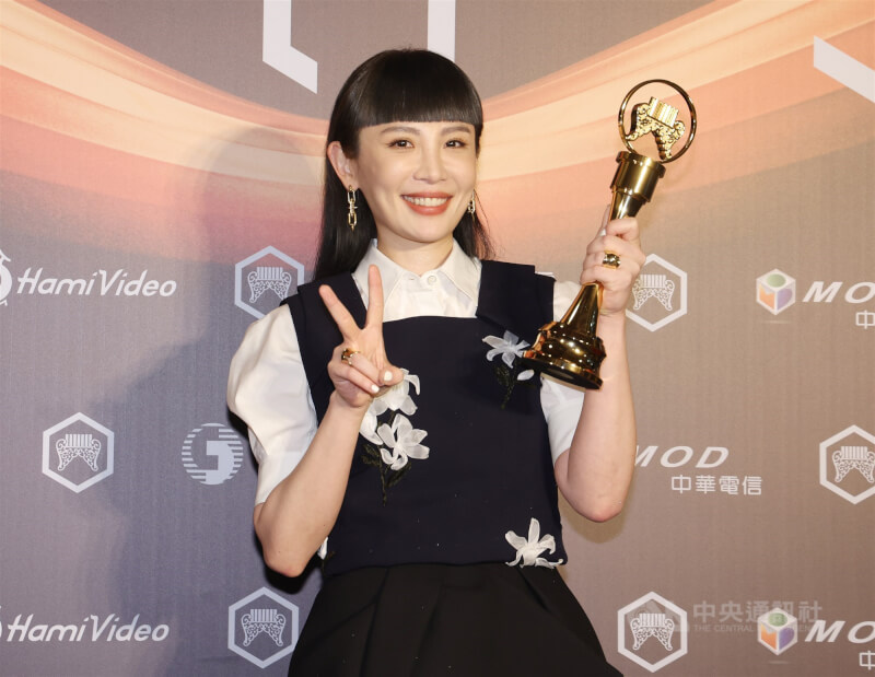 第36屆金曲獎頒獎典禮28日在台北小巨蛋落幕,歌手魏如萱(圖)成功再獲最佳華語女歌手肯定,已不只一次獲金曲肯定的她致詞時更逗趣表示,「不夠,我還要」。中央社記者張新偉攝 114年6月28日