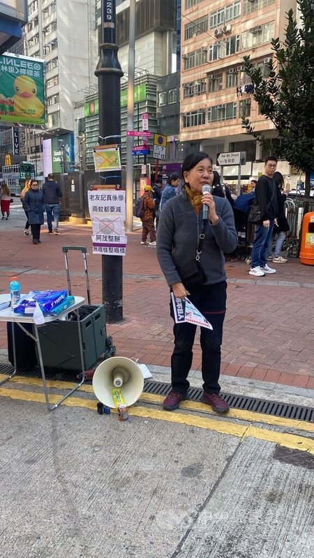 香港國安法實施後，社民連是僅有仍公開擺攤及示威的政黨，今天社民連宣布解散。圖為社民連主席陳寶瑩今年2月擺攤的情況。（社民連臉書）中央社記者陳鎧妤台北傳真  114年6月29日