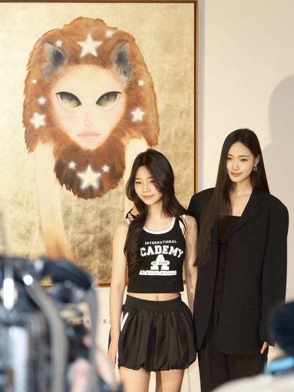 藝人小S的二女兒Lily許韶恩(右)是新銳藝術家,29日她的個展Prey of Prey揭幕,妹妹許老三(左)擔任嘉賓支持姊姊。(經紀公司提供)中央社記者洪素津傳真 114年6月29日