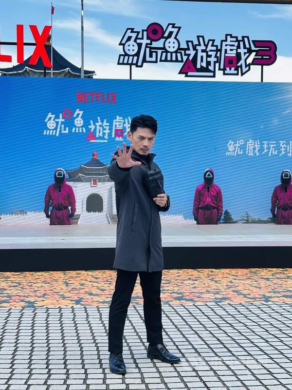 影集「魷魚遊戲」第3季熱播中,藝人阿Ken(圖)29日化作遊戲「負責人」李炳憲,在中正紀念堂主持活動。中央社記者洪素津攝 114年6月29日
