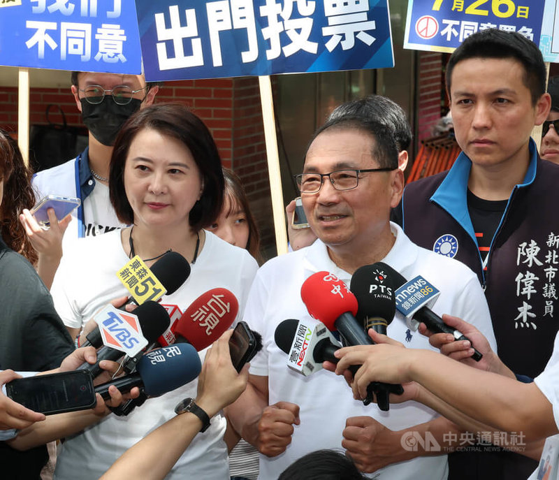國民黨立委王鴻薇(前左)與新北市長侯友宜(前右)29日上午前往台北市文昌宮參拜,並接受媒體聯訪。中央社記者謝佳璋攝 114年6月29日