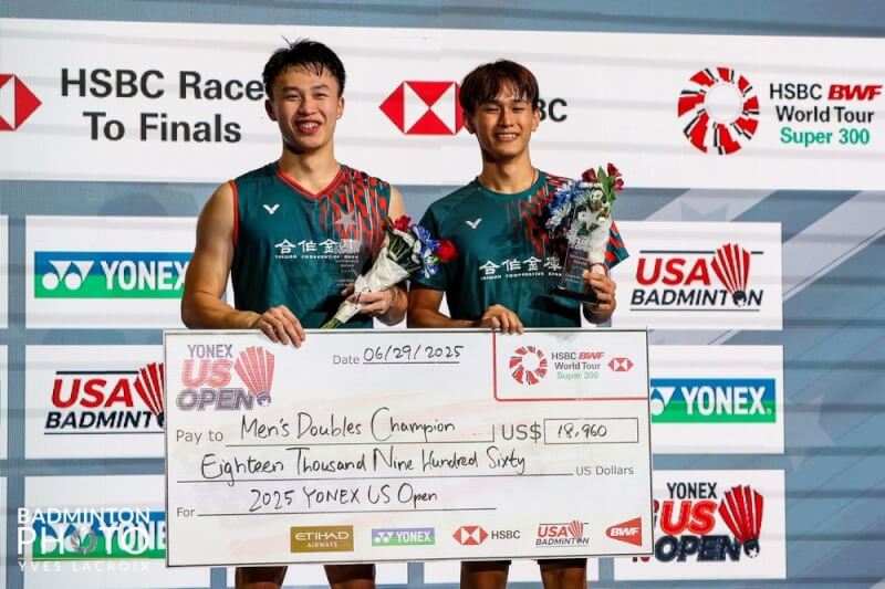 BWF超級300的美國羽球公開賽,30日進行的男雙決賽上演台灣內戰,結果由同為19歲的合庫搭檔賴柏佑(左)、蔡富丞(右)攜手拿下金牌。(胡崇賢提供)中央社記者黎建忠傳真 114年6月30日