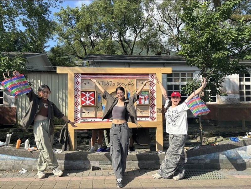 台灣科技大學行動工程師培育計畫團隊前進宜蘭東澳服務,利用所學製作富有互動性及教育性的資訊布告欄。(台科大提供)中央社記者許秩維傳真 114年6月30日