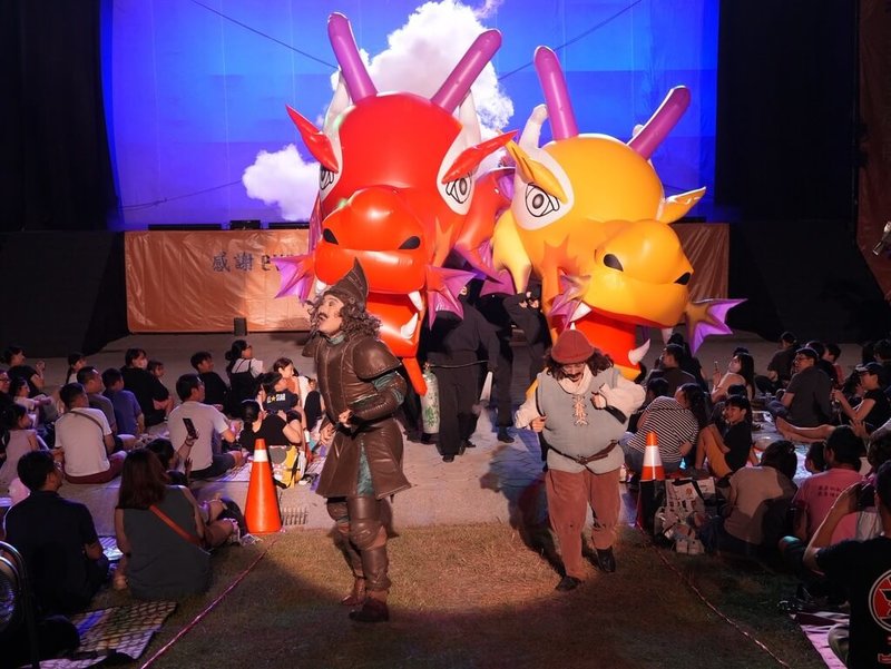 紙風車劇團日前分別前往台北南港、桃園大園,演出節目「台灣幻想曲」。圖為「台灣幻想曲」中「唐吉軻德冒險故事」表演片段。(紙風車劇團提供)中央社記者王寶兒傳真 114年6月30日