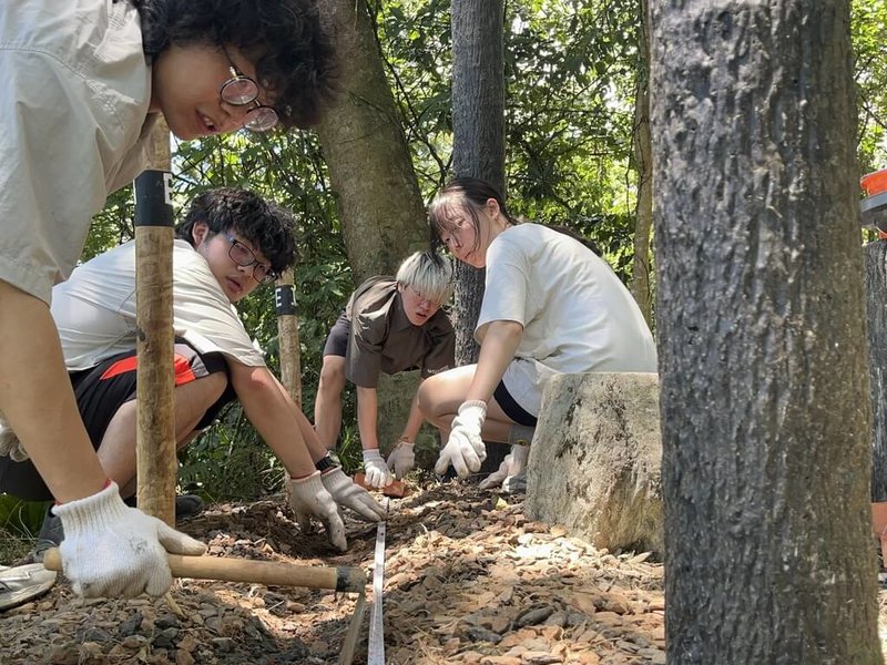 台灣科技大學行動工程師培育計畫團隊前進宜蘭東澳服務,蛇山步道組學員協力修復涼亭,供居民及往來遊客休憩。(台科大提供)中央社記者許秩維傳真 114年6月30日