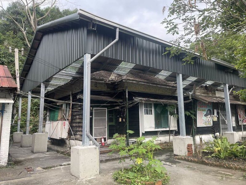 新竹縣政府30日表示,歷史建築內灣派出所過去因大雨屋頂坍塌,文化局爭取客委會修復工程施作案獲補助,陸續工程案招標,盼重現建築歷史風貌。(新竹縣政府提供)中央社記者郭宣彣傳真 114年6月30日