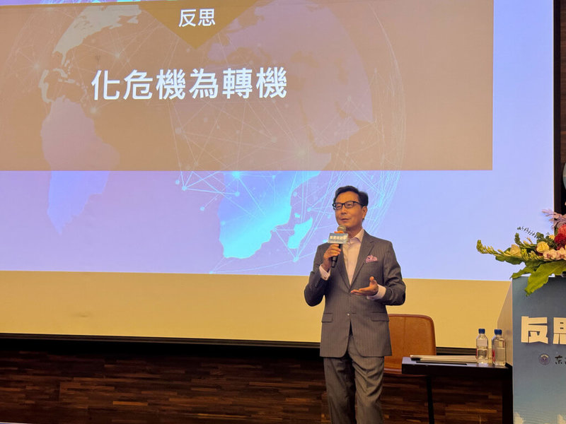 第3場「反思經營學」講座,富邦集團董事長蔡明忠在東海大學課堂上談「後發先至」的布局、「化危機為轉機」的決心,以及企業如何靠誠信走過最大風暴。(東海大學提供)中央社記者趙麗妍傳真 114年6月30日