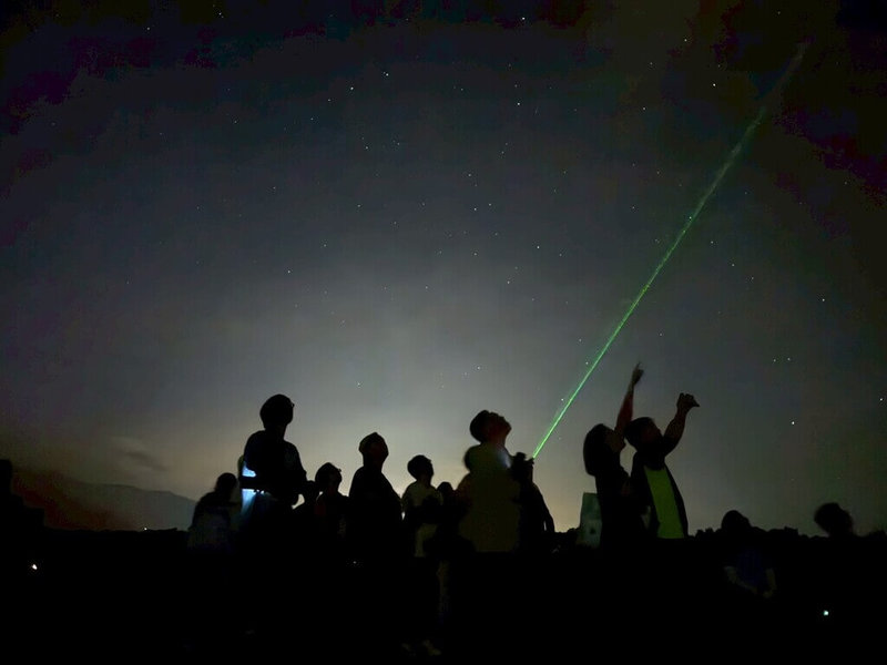 花蓮縣政府將於7、8月期間的每週末,在七星潭風景區與大農大富平地森林園區推出共48場免費星空導覽活動,邀請民眾在專業解說員帶領下,仰望浩瀚銀河、聆聽星座神話,深入探索宇宙奧祕。(花蓮縣政府提供)中央社記者李先鳳傳真 114年6月30日