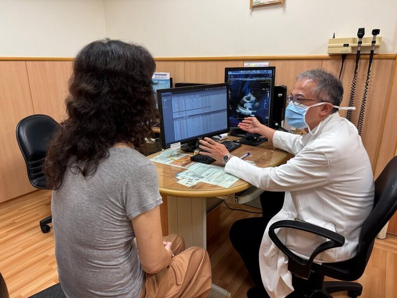 63歲婦人突發右側肢體癱軟,檢查發現元凶不是一般血管性中風,而是一顆逾5公分、長在左心房的心臟黏液瘤,經手術治療已康復出院。婦人術後回診,感謝台中慈濟醫院心臟外科醫師鄭伊佐(右)與醫療團隊專業照護。(台中慈濟醫院提供)中央社記者趙麗妍傳真 114年6月30日