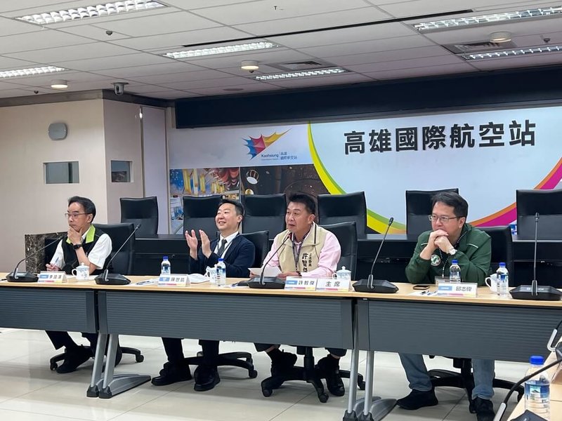民進黨立委許智傑(右2)30日下午與黨籍立委李昆澤(左1)、邱志偉(右1)及交通部長陳世凱(左2)等到高雄機場考察新航線進度、貴賓室設施、貨運現況等。(許智傑辦公室提供)中央社記者蔡孟妤傳真 114年6月30日