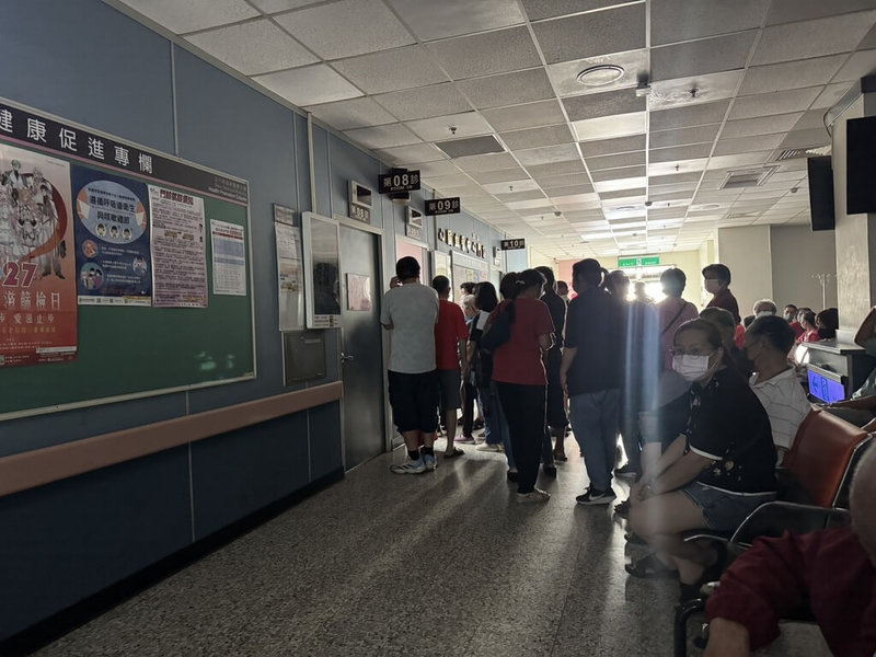 台大醫院雲林分院30日下午無預警停電,醫院立即啟動供電備援機制,影響範圍包括門診醫療、影像醫學檢查等作業,院方評估復電可能超過1小時,因此暫停門診服務。(民眾提供) 中央社記者姜宜菁傳真 114年6月30日