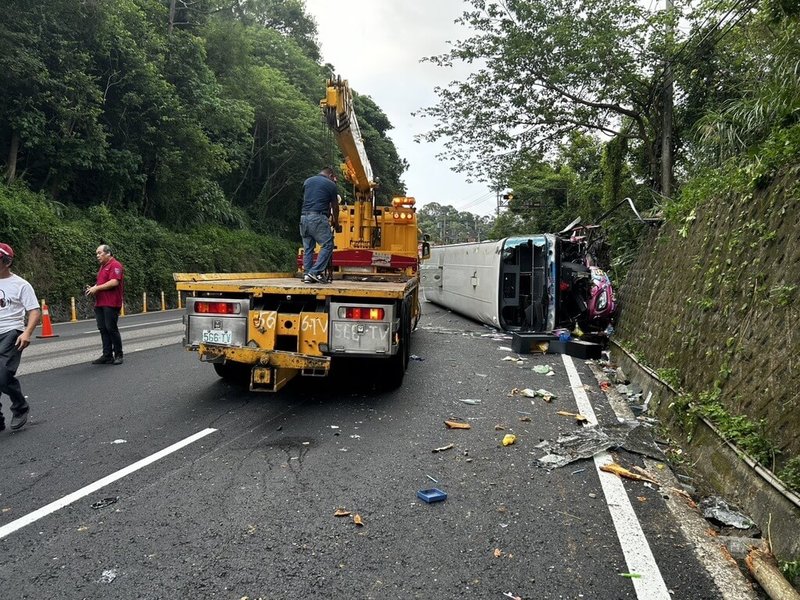 新竹縣北埔鄉綠世界休閒農場前30日發生車禍,為遊覽車與自小客車擦撞後翻覆,已知2人受傷,其中60歲男駕駛呈現OHCA(到院前心肺功能停止),2人均送醫搶救,確切事故原因待釐清。(新竹縣消防局提供)中央社記者郭宣彣傳真 114年6月30日