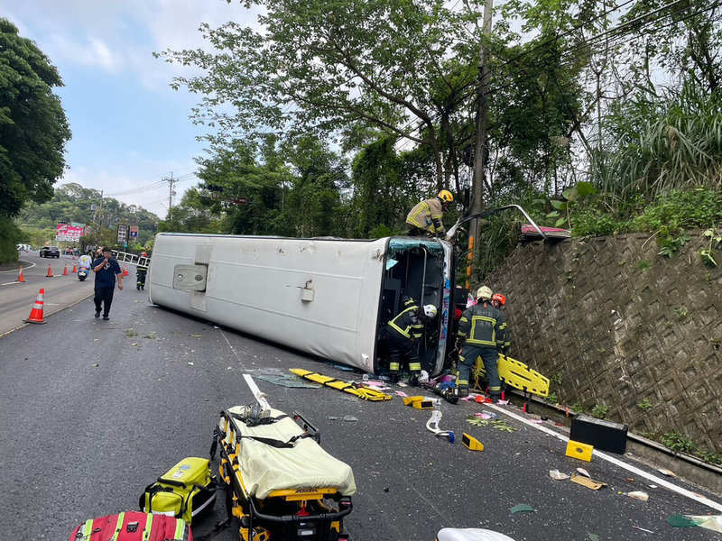 新竹北埔鄉綠世界休閒農場前30日發生車禍,一輛遊覽車疑追撞前方小客車後失控側翻,遊覽車車頭撞上山坡嚴重損毀,零件散落一地,消防局獲報到場搶救,其中遊覽車陳姓駕駛送醫搶救不治。(新竹縣消防局提供)中央社記者郭宣彣傳真 114年6月30日