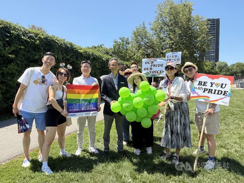 駐多倫多台北辦事處長梁毅鵬(左4)、駐多倫多台北文化中心主任藍柏青(左3)29日赴多倫多同志大遊行集合現場,為台灣隊加油。中央社記者胡玉立多倫多攝 114年6月30日