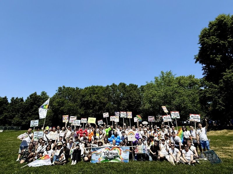 台灣團隊Taiwan With Pride連續第3年參加多倫多同志大遊行,有120人報名參加。駐多倫多台北辦事處長梁毅鵬和駐多倫多台北文化中心主任藍柏青29日到現場打氣加油,與全體成員大合照。中央社記者胡玉立多倫多攝 114年6月30日