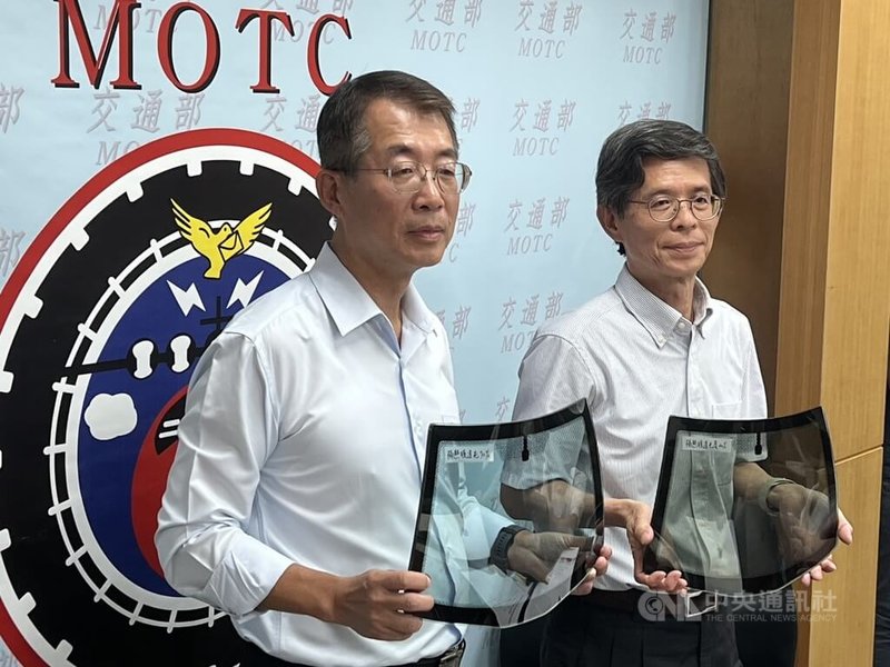 交通部公路局長陳文瑞(左)30日公布汽車車窗及擋風玻璃黏貼隔熱紙使用指引,車輛前擋黏貼透光率70%以上、前側窗40%以上隔熱紙,計程車規範更嚴。中央社記者黃巧雯攝 114年6月30日