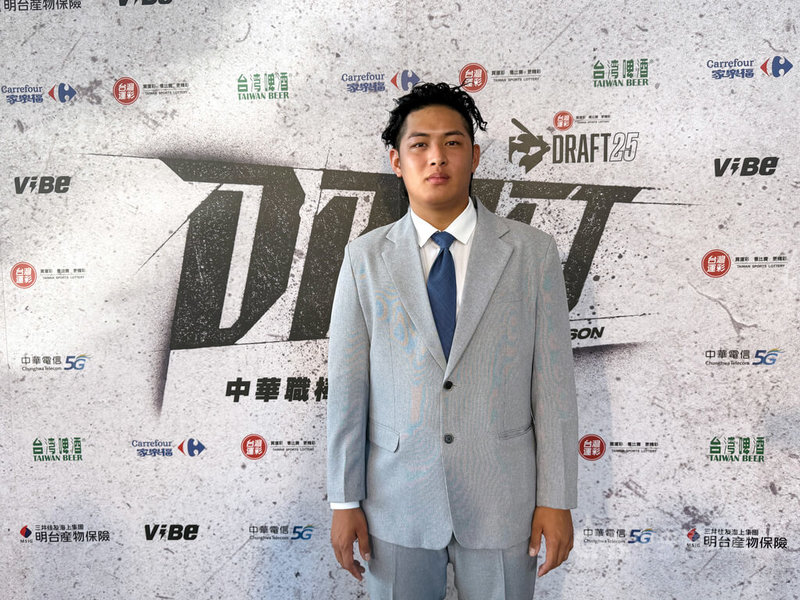 中華職業棒球大聯盟新人球員選拔會30日在台中登場,台鋼雄鷹隊狀元籤指名19歲投手韋宏亮(圖)。中央社記者謝靜雯攝 114年6月30日
