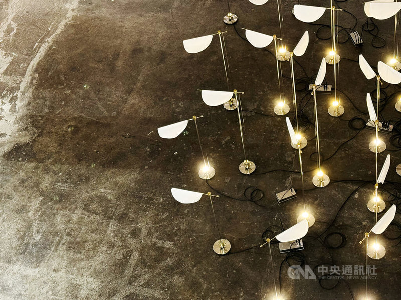 王仲堃以動力裝置作品「場」獲2025年德國BBA藝術家獎首獎。作品外觀像是台灣鄉間常見的白色粉蝶,可感應空氣流動並發出聲響,於柏林舊冷藏倉庫(Kühlhaus)展出,創造與空間互動的動態聲場,獨具詩意。中央社記者林尚縈柏林攝 114年6月30日