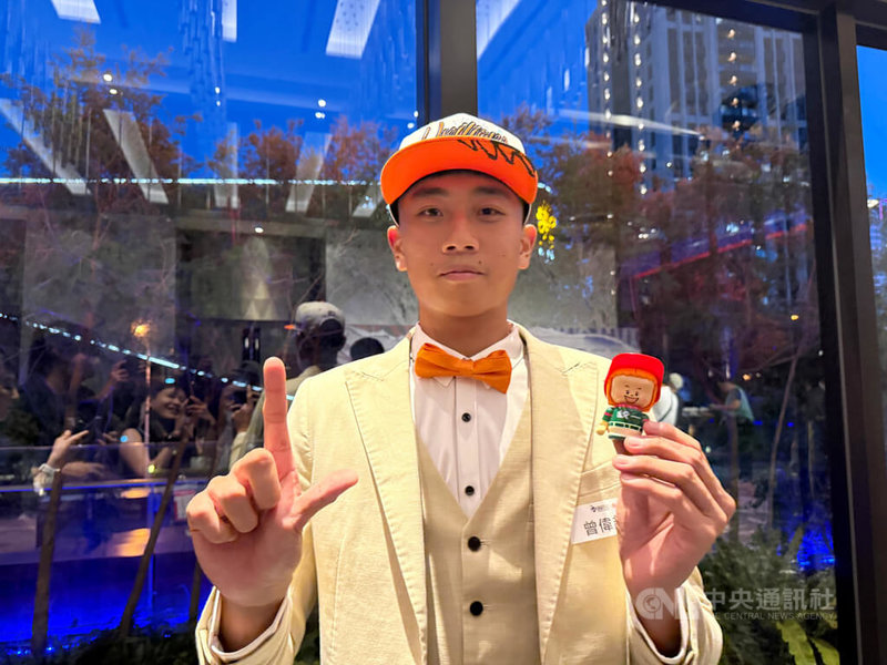 中華職棒新人球員選拔會30日登場,死忠獅迷投手曾偉喆(圖)首輪如願獲得統一7-ELEVEn獅隊指名,馬上換上準備好的橘色領結,秀出珍藏紀念品。中央社記者謝靜雯攝 114年6月30日