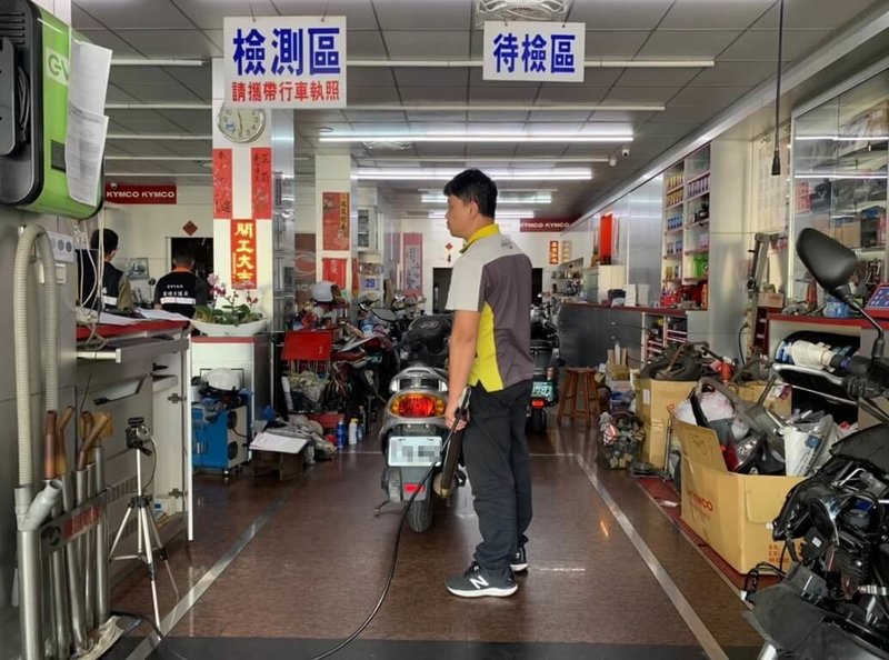 台中市政府表示,113年度台中市共完成97萬4021輛次機車排氣定檢,希望透過機車排氣檢驗站績優表揚活動,感謝檢驗站一同守護空氣品質。(台中市政府提供)中央社記者蘇木春傳真 114年6月30日