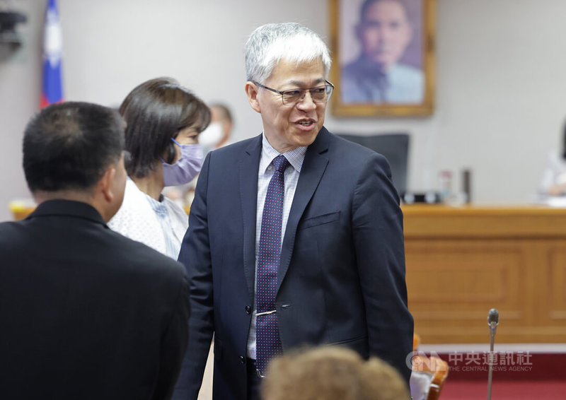 立法院司法及法制委員會30日審查內政部組織法、內政部新住民發展署組織法草案,內政部常務次長吳堂安(右)列席。中央社記者裴禛攝 114年6月30日
