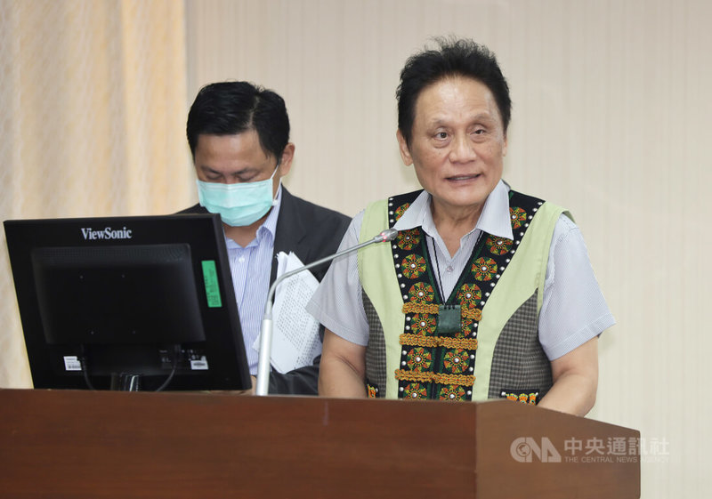 立法院內政委員會30日審查平埔原住民族群身分法草案,原民會主委曾智勇Ljaucu‧Zingrur(右)列席備詢。中央社記者裴禛攝 114年6月30日