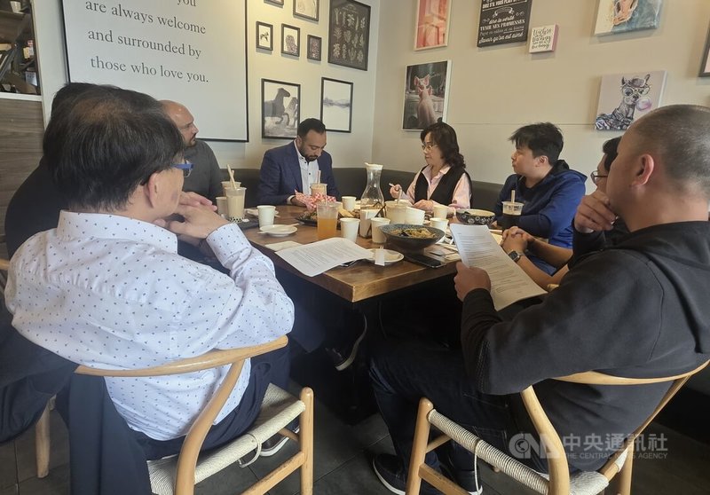 一艘載有加拿大液化天然氣的船隻30日啟程前往亞洲,加國議員表示,期盼台灣購買或投資加拿大的液化天然氣。加拿大台灣社區多位代表與加拿大國會議員會面,討論加台合作的契機。中央社記者程愛芬溫哥華攝 114年6月30日