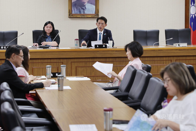 藍白聯手提出廢除監察院的修憲提案,民眾黨立法院黨團總召黃國昌(後右)30日在立法案主持朝野黨團協商。中央社記者裴禛攝 114年6月30日