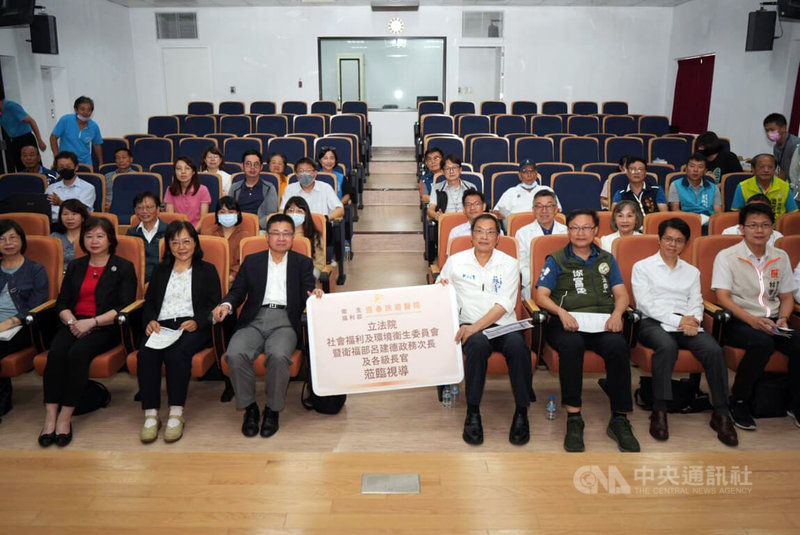 立法院衛環委員會召委蘇清泉(1排右4)30日邀集衛福部等相關單位,到恆春旅遊醫院考察恆春半島醫療量能,民進黨立委徐富癸(1排右3)、衛福部政務次長呂建德(1排左4)等人出席。中央社記者黃郁菁攝 114年6月30日