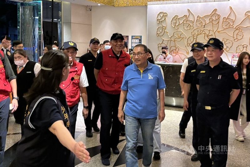 新北市長侯友宜(藍衣者)30日晚間到三重分局視察114年「暑期保護青少年-青春專案」重點營業場所稽查勤務,聽取簡報後,率員警前往KTV進行巡查。中央社記者王鴻國攝 114年6月30日