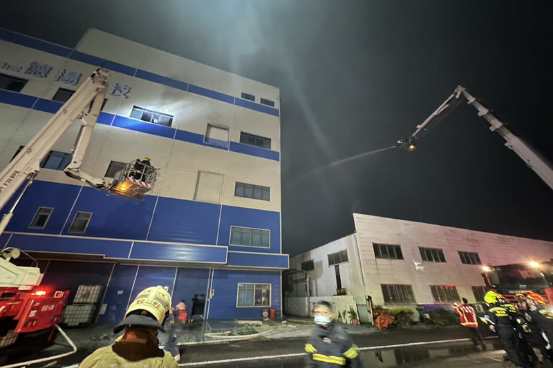 台南市安南區一家科技公司廠房29日下午發生火災,因存放大量硝酸、氰化物、王水等化學物質,搶救較困難,30日凌晨將火勢撲滅。(讀者提供)中央社記者楊思瑞台南傳真 114年6月30日