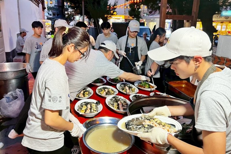 國立澎湖高級海事水產職業學校與弘光科技大學攜手舉辦課程成果發表暨社區感恩回饋餐會,學生展現烹飪專業,宴請獨居長者。(弘光科大提供)中央社記者趙麗妍傳真 114年6月30日