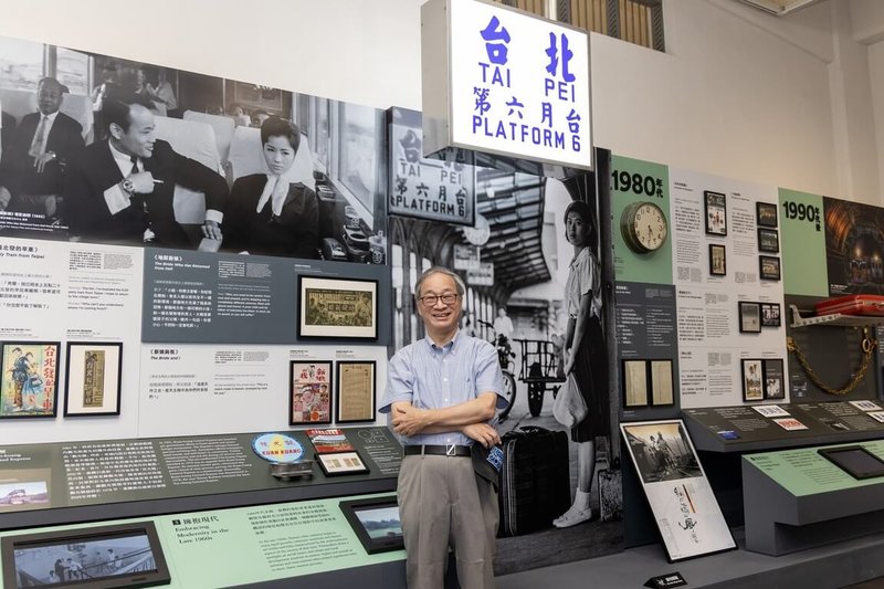 國家鐵道博物館第一階段將在7月31日開館,其中常設展「移動與感動-鐵道上的文化與記憶」呈現跨世代創作者與鐵道相遇、交織的故事,展區設置電影「戀戀風塵」的「台北第六月台」場景,讓文化部長李遠回憶起當年製作的點點滴滴。(文化部提供)中央社記者王寶兒傳真 114年6月30日