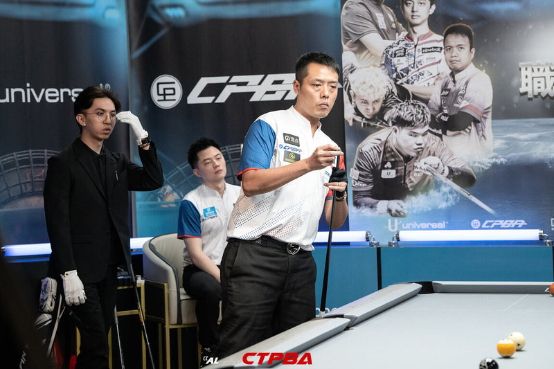 CTPBA職業撞球巡迴賽第3站,29日在新北市林口九號颱風競技館落幕,「火雲邪神」張榮麟(前)在決賽以11比10擊退「撞球王子」柯秉逸,首度拿下分站冠軍。(CTPBA提供)中央社記者黎建忠傳真 114年6月30日