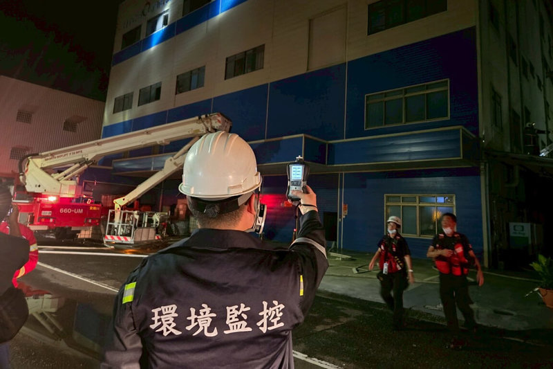 台南市一家科技公司廠房29日下午發生火災,因屬於毒性及關注化學物質列管場所,市府環保局派員到場監控後,初步確認列管化學物質未受波及洩漏。(台南市環保局提供)中央社記者楊思瑞台南傳真 114年6月30日