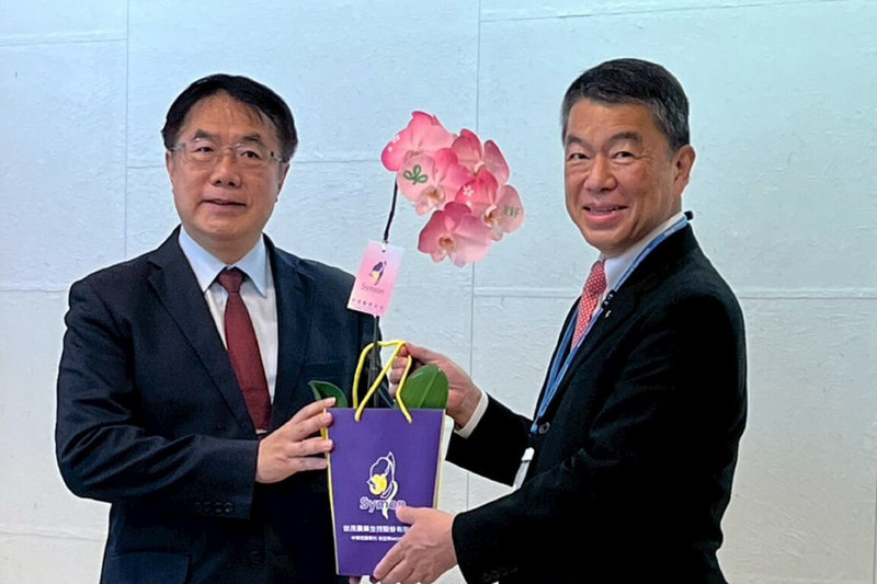 台南市長黃偉哲(左)出訪日本,30日拜會宮城縣知事村井嘉浩(右),並贈送噴有宮城縣徽的蘭花。(台南市政府提供)中央社記者楊思瑞台南傳真 114年6月30日