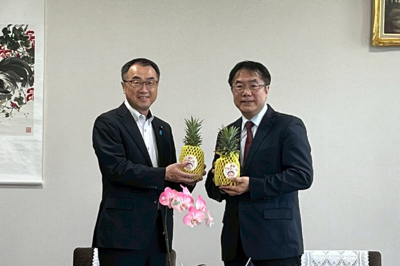 台南市長黃偉哲(右)出訪日本,30日拜會宮城縣議會議長高橋伸二(左),並贈送台南鳳梨。(台南市政府提供)中央社記者楊思瑞台南傳真 114年6月30日