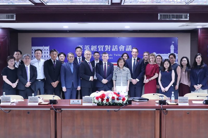 「2025年台英經貿對話會議」(UK-Taiwan Trade Talks)30日下午由英國商業暨貿易部副大臣艾禮遜(Douglas Alexander,前譯:亞歷山大,前排左6)與經濟部政次江文若(前排左7)共同主持。(英國在台辦事處提供)中央社記者楊堯茹傳真 114年6月30日