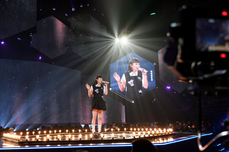 第36屆金曲獎頒獎典禮28日落幕,表演節目以歌手魏如萱(圖)帶來的「懷念逝世音樂人」演出組曲「一簾幽夢」、「彼個所在」、「愛愛愛」、「十分鐘的戀愛」收視最高。(台視提供)中央社記者洪素津傳真 114年6月30日