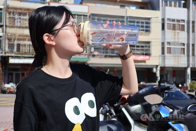 時序進入夏季,天氣炎熱,有婦人每日騎車8公里參加活動,少喝水後引發橫紋肌溶解症及急性腎衰竭,醫師提醒,天熱要記得多補充水分。中央社記者趙麗妍攝 114年6月30日