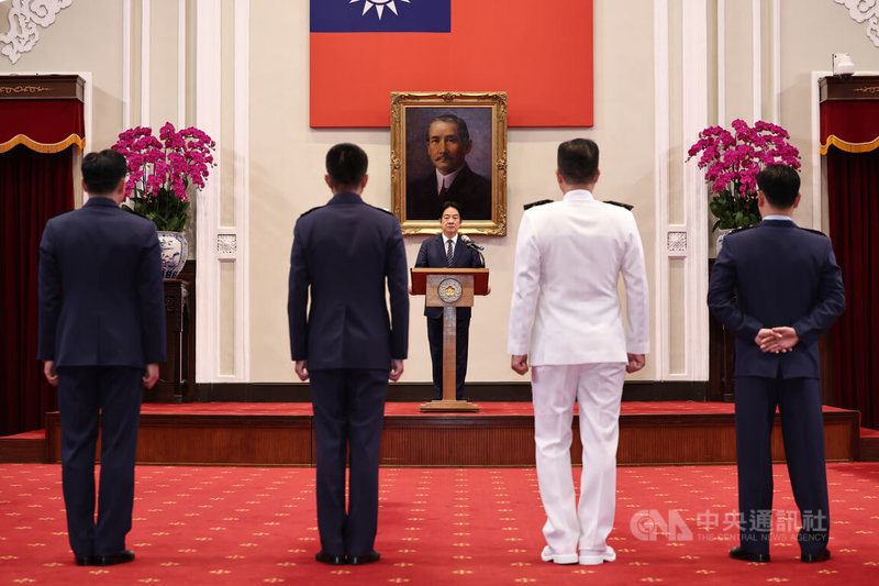 中華民國114年7月份將官晉任授階典禮30日在總統府舉行,總統賴清德(後)主持儀式,並致詞恭喜晉任將官。中央社記者翁睿坤攝 114年6月30日