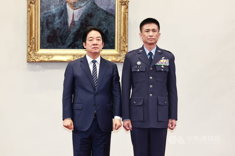 總統賴清德(左)30日上午主持「中華民國114年7月份將官晉任授階典禮」,對所有晉任將官表達誠摯祝賀,恭喜空軍上校鍾坤昌(右)晉任空軍少將。中央社記者翁睿坤攝 114年6月30日