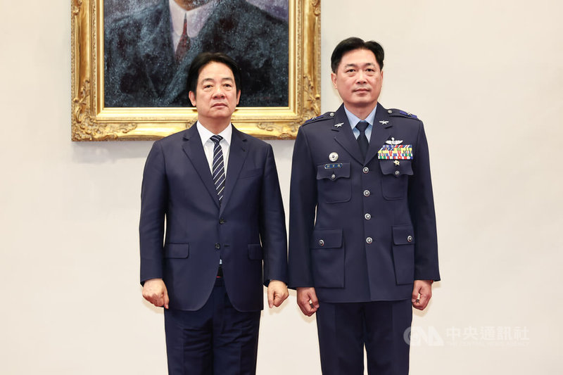 總統賴清德(左)30日上午在總統府主持中華民國114年7月份將官晉任授階典禮,與晉升少將的劉育藤(右)合影留念。中央社記者翁睿坤攝 114年6月30日